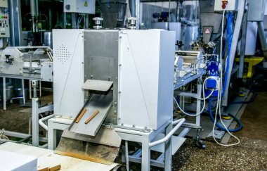 Şeker fabrikası. Şekerleme üretim süreci. Üzerinde şeker olan taşıma bandı..