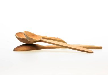 Ahşap mutfak aletleri. Mutfak kaşıkları beyaz arka planda izole edilmiş. Mutfağın içinde İskandinav tarzı.