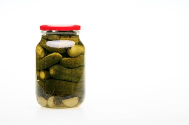 Beyaz arka planda izole edilmiş salatalık turşulu cam kavanoz. Bir litre salatalık konservesi..