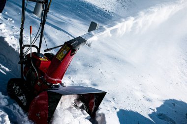 Kar püskürtücüsünü iş yerinde takip ettim. Şiddetli kar yağışından sonra her yer karla kaplanır..