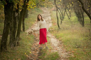 Düş! Sonbahar çivili güzel bir kadının portresi..