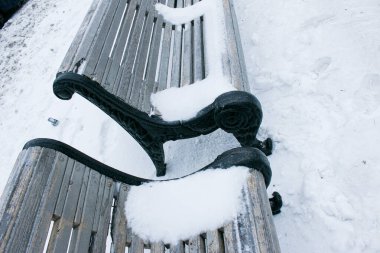 Kış. Banklar karla kaplı. Çok fazla kar var..