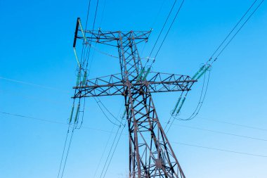 Elektrik hatları. Mavi gökyüzüne karşı yüksek voltajlı güç hattı.