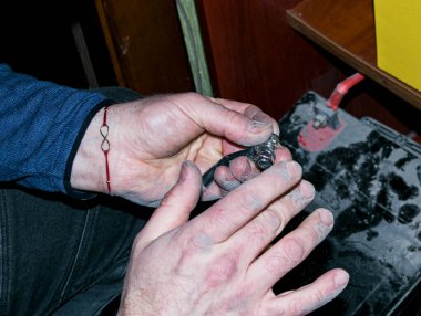 Kesintisiz güç kaynağı olan bir ev için akümülatör kurulumu. Pil değiştirme işlemi.