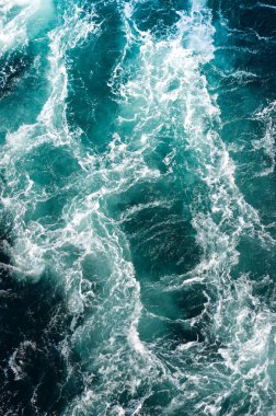 Soyut arkaplan. Deniz suyunun dalgaları su altı sivri kayalarla birleşerek girdapları oluşturur. Norveç 'in Bodo kentindeki girdaplar. Norveç