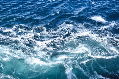 Soyut arkaplan. Deniz suyunun dalgaları su altı sivri kayalarla birleşerek girdapları oluşturur. Norveç 'in Bodo kentindeki girdaplar. Norveç