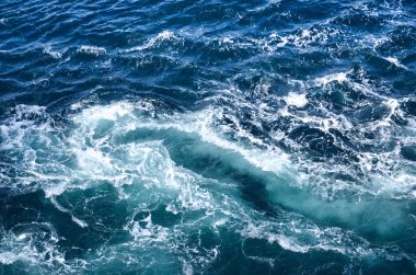 Soyut arkaplan. Deniz suyunun dalgaları su altı sivri kayalarla birleşerek girdapları oluşturur. Norveç 'in Bodo kentindeki girdaplar. Norveç