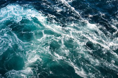 Soyut arkaplan. Deniz suyunun dalgaları su altı sivri kayalarla birleşerek girdapları oluşturur. Norveç 'in Bodo kentindeki girdaplar. Norveç