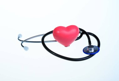 Beyaz arka planda kırmızı kalp ve steteskop. İzole et. Sağlıklı yaşam tarzı kavramı. Kardiyoloji.