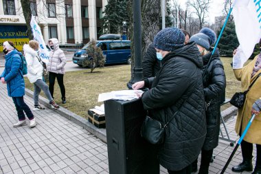 Dnepropetrovsk, Ukrayna - 03.19.2021: İşadamları tecrit kararını protesto etmek ve yetkililere dilekçe imzalamak için bir araya geldiler.