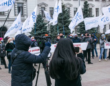 Dnepropetrovsk, Ukrayna - 03.19.2021: Gazeteciler karantina uygulamasını protesto etmek için girişimcilerin mitinginde çalışıyorlar.