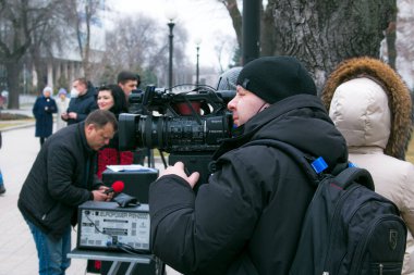 Dnepropetrovsk, Ukrayna - 03.19.2021: Gazeteciler karantina uygulamasını protesto etmek için girişimcilerin mitinginde çalışıyorlar.