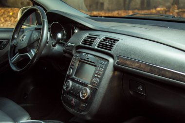 Dnepropetrovsk, Ukrayna - 03.15.2021: Mercedes-Benz R 350 otomobilinin gösterge paneli.