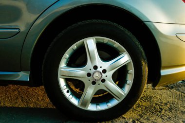 Dnepropetrovsk, Ukrayna - 03.15.2021: Mercedes-Benz R 350 'nin arka tekerleği.