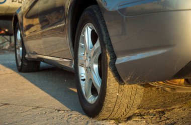 Dnepropetrovsk, Ukrayna - 03.15.2021: Mercedes-Benz R 350. Arka ve ön tekerleklerin görüntüsü.