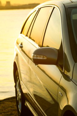 Dnepropetrovsk, Ukrayna - 03.15.2021: Mercedes-Benz R 350 'nin yan görüntüsü.