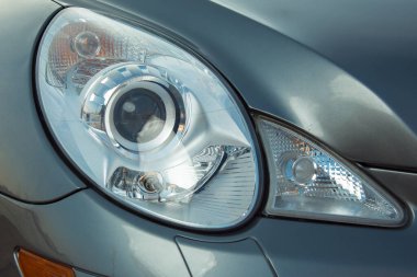 Dnepropetrovsk, Ukrayna - 03.15.2021: Mercedes-Benz R 350 'nin sağ ön farları. Yakın plan..