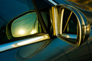 Dnepropetrovsk, Ukrayna - 03.15.2021: Mercedes-Benz R 350 'nin sağ kenar aynası. Yakın plan..