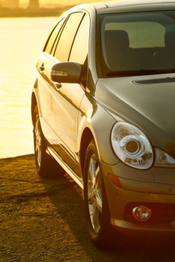 Dnepropetrovsk, Ukrayna - 03.15.2021: Mercedes-Benz R 350 'nin yan görüntüsü.