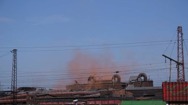 Kimya fabrikasının bacasından dumanlar yükseliyor. Ekoloji teması.