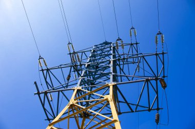 Elektrik hatları. Mavi gökyüzüne karşı yüksek voltajlı güç hattı.