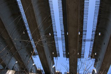 Terk edilmiş inşaat. Otoyol inşaatı. İnşaat viyadük alanı.