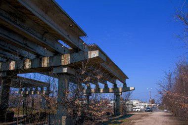 Terk edilmiş inşaat. Otoyol inşaatı. İnşaat viyadük alanı.