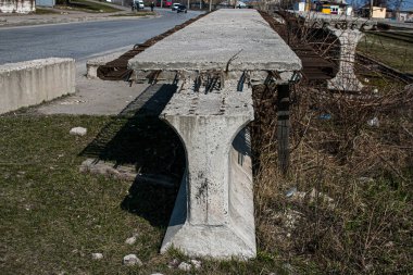 Otoyol inşaatı. İnşaat köprüsünün altında.