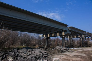Terk edilmiş inşaat. Otoyol inşaatı. İnşaat viyadük alanı.