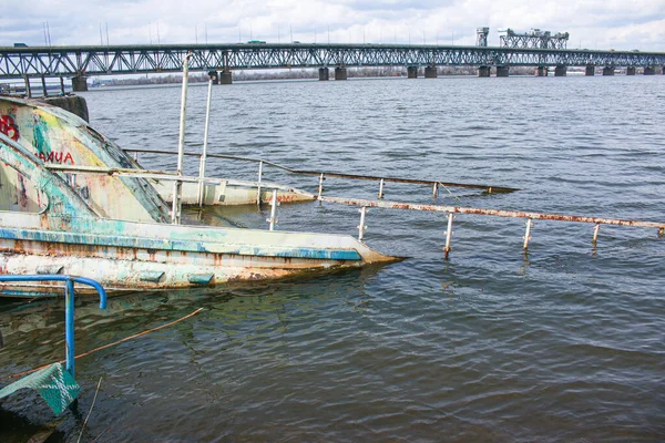 Altes Rostiges Versunkenes Schiff Wasser Auf Dem Gebiet Des Flusshafens — Stockfoto