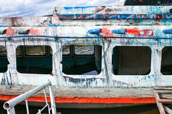 川の港の領土に水の中に古い錆びた沈没船 川の上の古い沈没船 — ストック写真