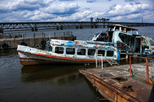 Altes Rostiges Versunkenes Schiff Wasser Auf Dem Gebiet Des Flusshafens — Stockfoto