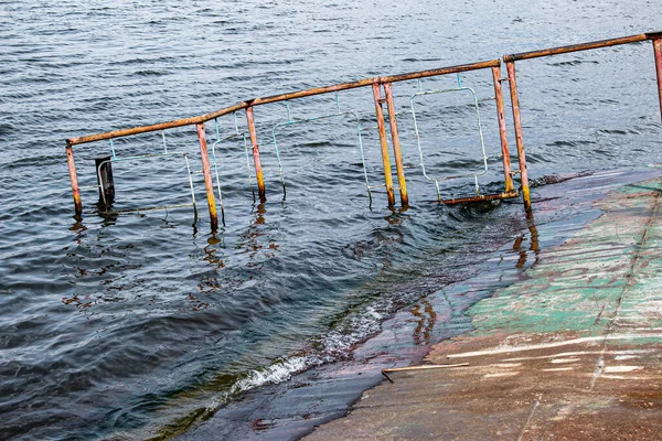 Alte Rostige Versunkene Seebrücke Wasser Auf Dem Gebiet Des Flusshafens — Stockfoto