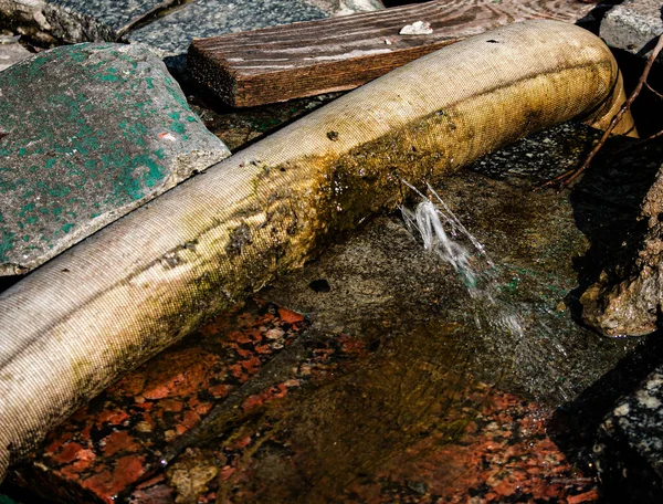 水ポンプパイプの接続部の漏れ ウォーターポンプスリーブのブレークスルー — ストック写真