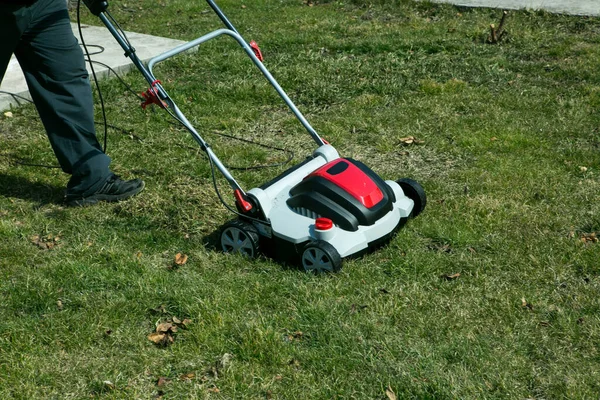 Aeration Scarifier Using Scarifier Garden Improving Quality Lawn Spring Worker — Stock Photo, Image