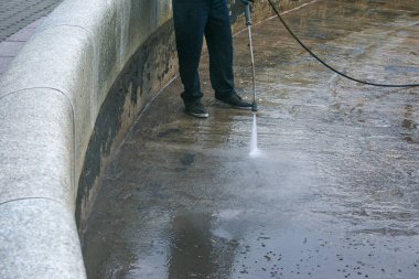 İşe başlamadan önce ilkbaharda şehir çeşmelerini temizliyorum. İşçiler sezon boyunca yerleşen kirleri temizliyor..