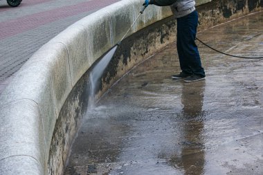 İşe başlamadan önce ilkbaharda şehir çeşmelerini temizliyorum. İşçiler sezon boyunca yerleşen kirleri temizliyor..