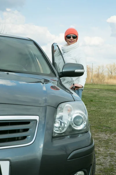 Retrato Una Hermosa Mujer Cerca Del Coche Mujer Menudo Viaja —  Fotos de Stock