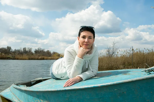 Жінка Середнього Віку Насолоджується Свіжим Повітрям Ранньої Весни Річці Жінка — стокове фото