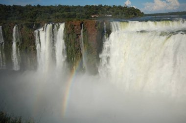 Iguazu Şelalesi, doğanın yeni yedi harikasından biri. UNESCO Dünya Mirası Alanı. Arjantin tarafından görünüm.
