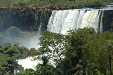 Iguazu Şelalesi, doğanın yeni yedi harikasından biri. UNESCO Dünya Mirası Alanı. Arjantin tarafından görünüm.