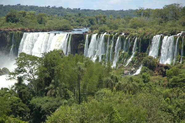 自然の新しい7つの不思議の一つであるイグアスの滝 ユネスコ世界遺産 アルゼンチン側からの眺め — ストック写真