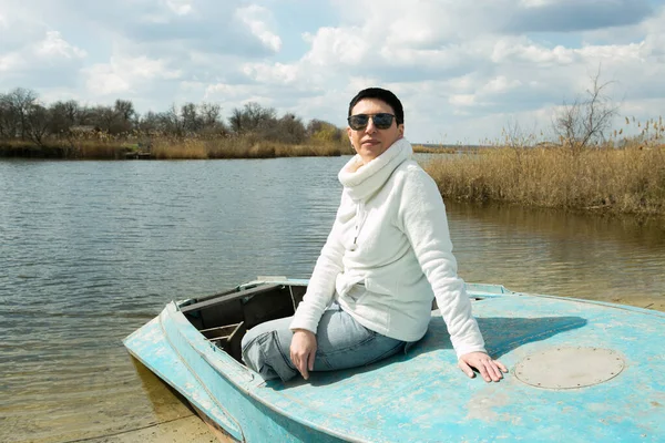Жінка Середнього Віку Насолоджується Свіжим Повітрям Ранньої Весни Річці Жінка — стокове фото