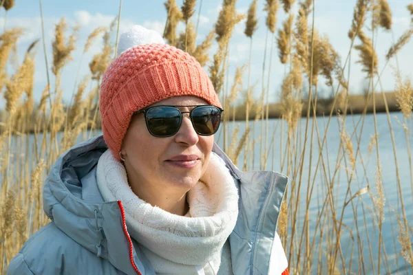 Жінка Середнього Віку Вигулює Свіжому Повітрі Навесні Річці Жінка Одягнена — стокове фото