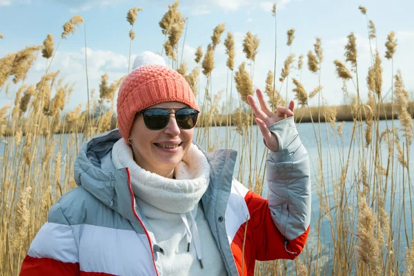 Жінка Середнього Віку Вигулює Свіжому Повітрі Навесні Річці Жінка Одягнена — стокове фото