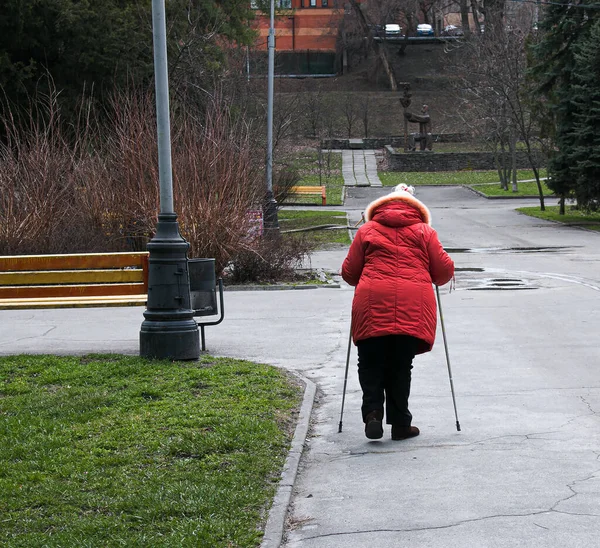 Dnepropetrovsk Ucrania 2021 Mujer Cansada Edad Madura Pasea Por Ciudad — Foto de Stock