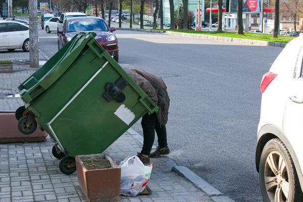 Dnepropetrovsk Ucrania 2021 Pobre Mujer Hambrienta Que Busca Comida Cubo — Foto de Stock