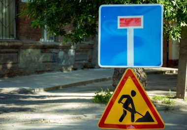 Yol tabelası. Tamir tabelası. Yolların tamiri. Asfalt yapmak için. İlerde Yol Kapandı ve inşaat sırasında bir caddede dikkat dağıtma işaretleri.