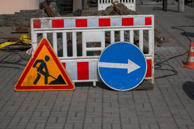 Yol tabelaları. Tadilat tabelası. Yol tamiri. Kaza ortadan kaldırılırken tali yol işareti.