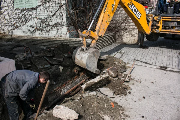 Dnepropetrovsk ウクライナ 2021 水道事業労働者が古いマンホールを開き 古い錆びたパイプを新しいものに交換する — ストック写真